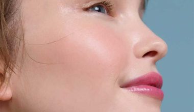 رنگ-براق-رژ-لب-مدادی-صورتی-فوشیا-روی-لب