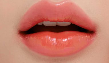 رنگ-براق-مرجانی-رژ-ایوروشه-روی-لب