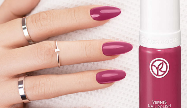 رنگ-لاک-صورتی-آلتیا-ایوروشه-روی-ناخن